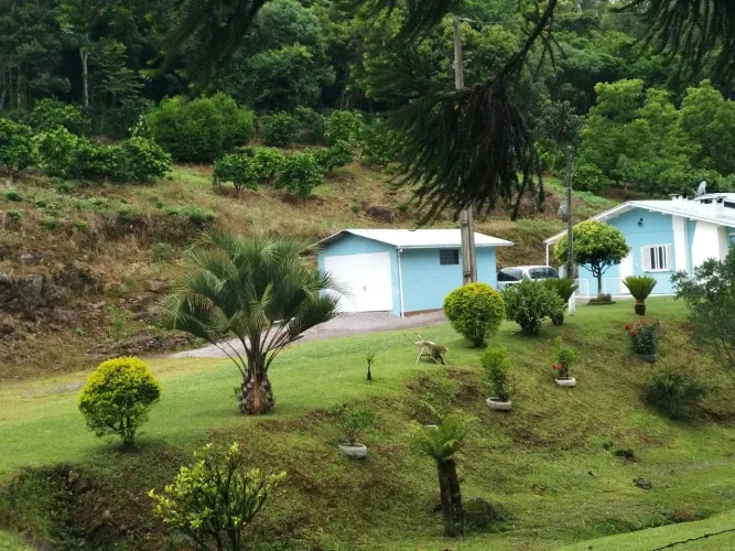 Sítio com casa em alvenaria, localizado no interior de Dois Lajeados