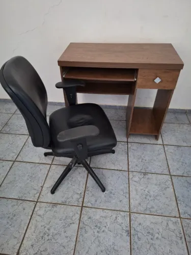 Mesa de computador mais cadeira executiva giratoria e com elevação