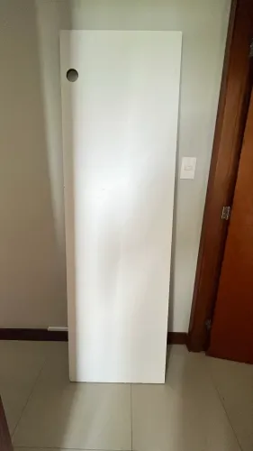 Bancada suspensa de MDF com 1,96m