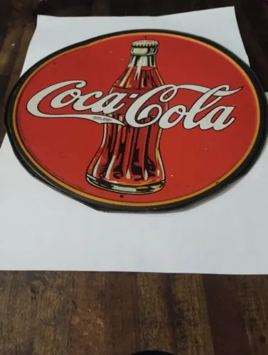 COCA COLA ,PLACA DECORATIVA REDONDA E METALICA COM 30 CM DE DIAMETROO