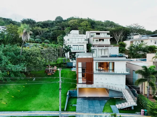 Sobrado de Luxo Mobiliado com Vista Panorâmica e 5 Suítes no Portal do Mendanha