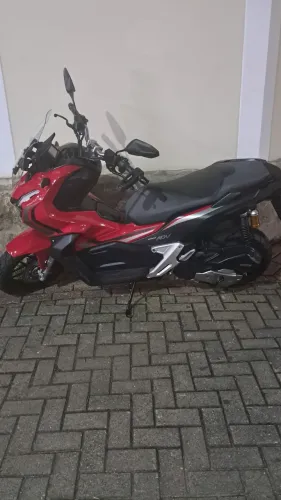 Honda ADV 150 24/24 com 1.900 km moto praticamente zero km sem detalhes valor $25.000,00  