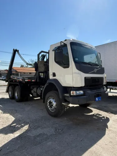 Volvo Vm 330 2022 6x4 traçado  poliguindaste Grimaldi 