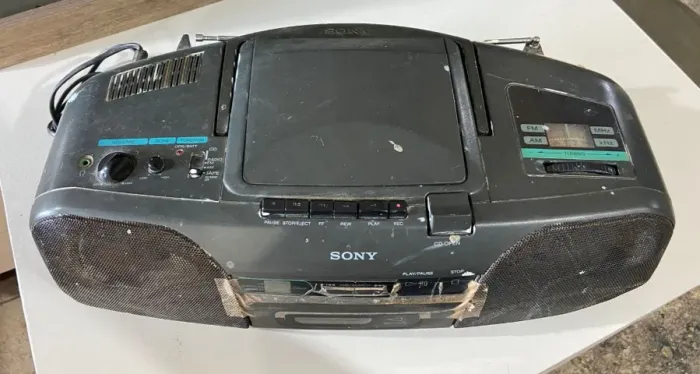 Rádio Sony, funcionando bem, em condições boas para uso.