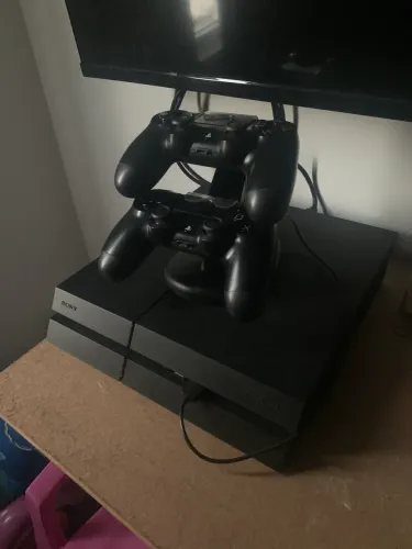 Vendo ps4 com vários jogos