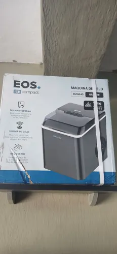 Maquina de gelo eos nova lacrada