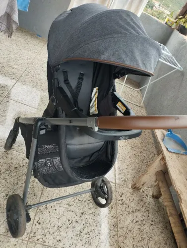 Carrinho de bebê.
