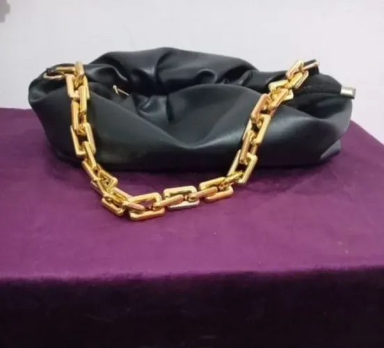 Bolsa pequena franzida com alça de corrente dourada