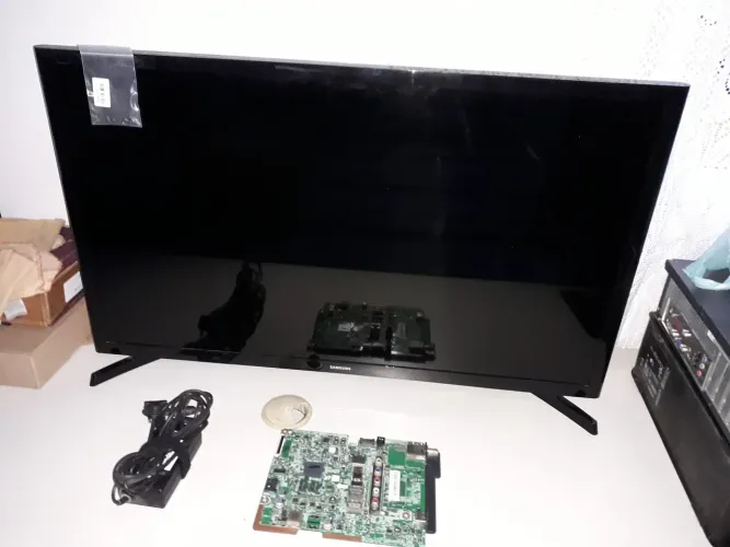 Tv 32 Samsung para utilizar peças e vai mais uma placa base junto