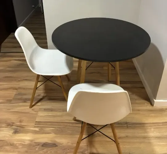 Mesa redonda com 6 cadeiras eames