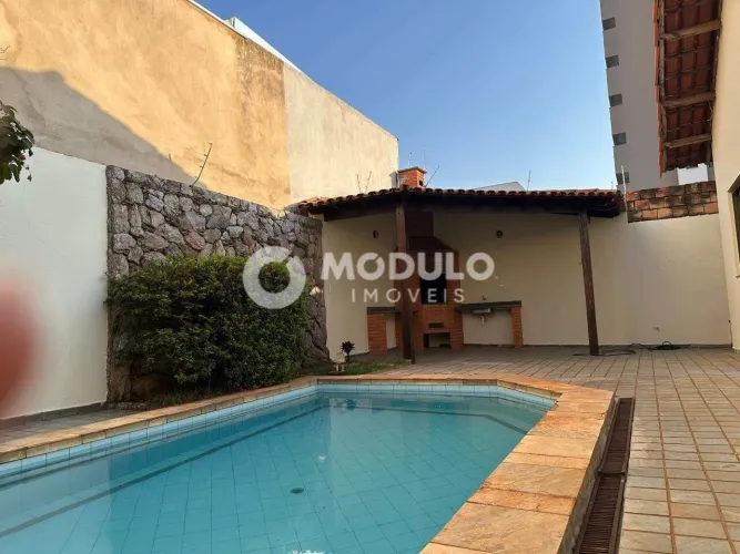 Casa residencial disponível para locação no bairro Santa Mônica