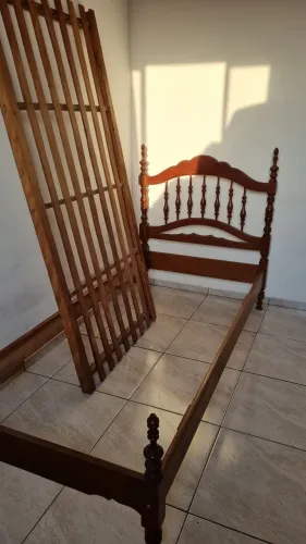 Cama de Solteiro e Colchão Semi Novo