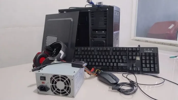 Kit PC: Gabinete de Escritório, Mouse Logi G203, Headset, Teclado, Fonte, Cabos HDMI e VGA
