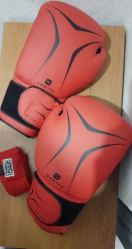Luvas de boxe + faixa de boxe.