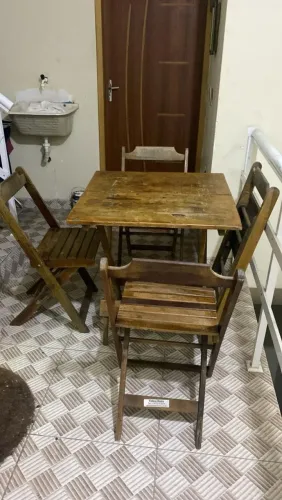 Mesa de madeira 4 cadeiras 