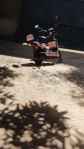 Vende - se uma moto elétrica 