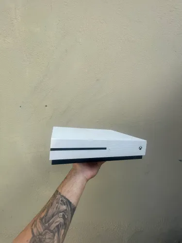 XBOX ONE S COM DEFEITO