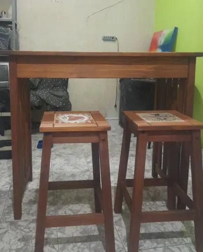 Mesa madeira maciça com 4 Bancos