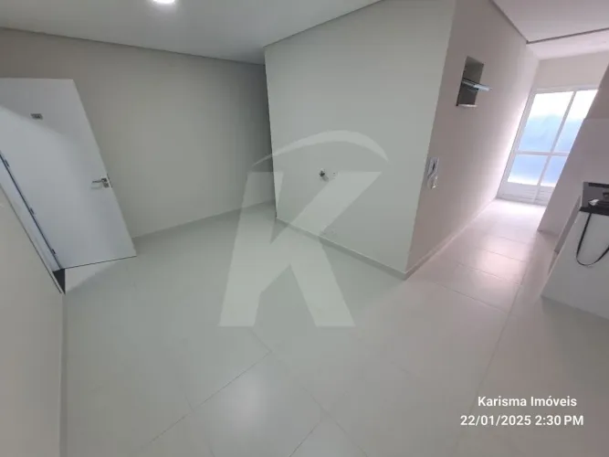 Condomínio novo com 1 quarto, sala, cozinha, banheiro, área de serviço, quintal
