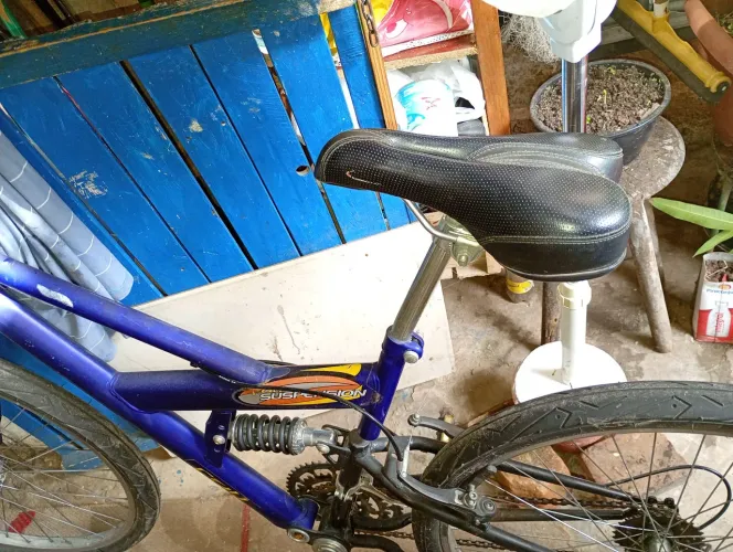 Vendo essa bicicleta azul 