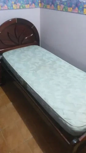 Cama de solteiro em excelente estado novo tel *