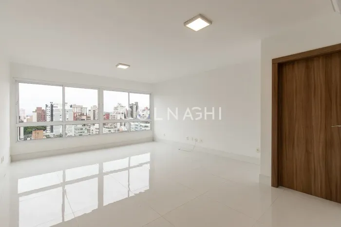 Andar alto, vista panorâmica e sol da manhã