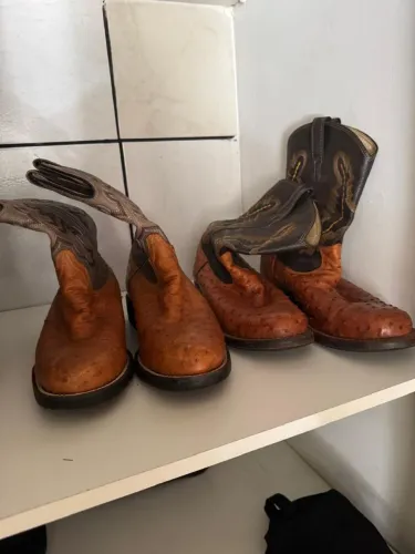 Vendo 2 par de bosta couro de avestruz 