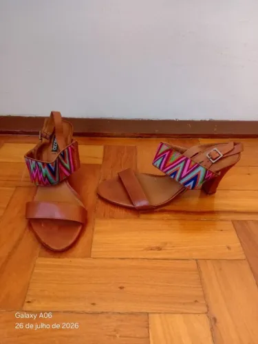 Sandália Arezzo tira colorida