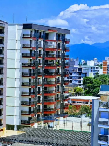 Aluga Apartamento no Ed. Versailles em Resende RJ. R$ 4.200 ( 4 dormitórios)