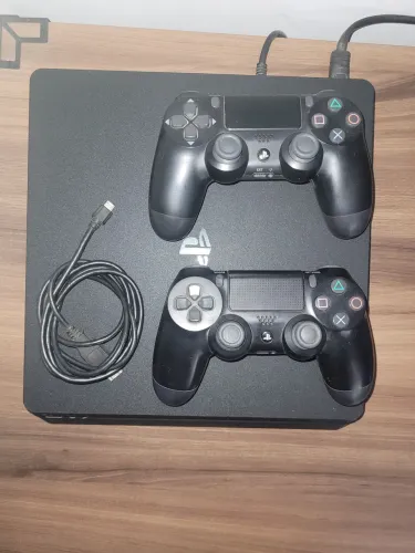 PS4 Slim - Versão Rara 12.52 (Ideal para Desbloqueio/Exploits) + 2 Controles