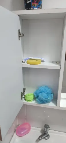 Armário de banheiro com espelho