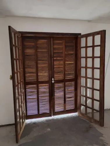 Conserto de portas e janelas de madeira podres veneziana de madeira
