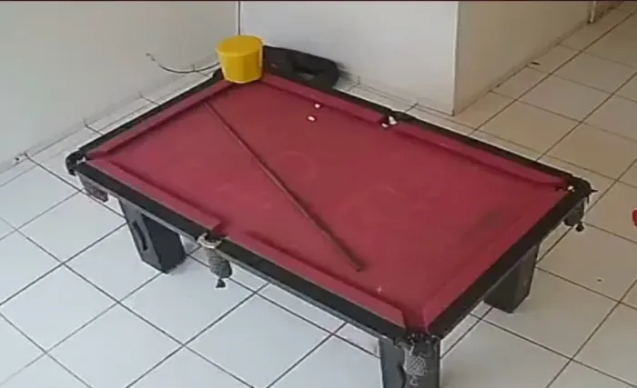 Mesa de sinuca nova com quadro para guardar os tacos
