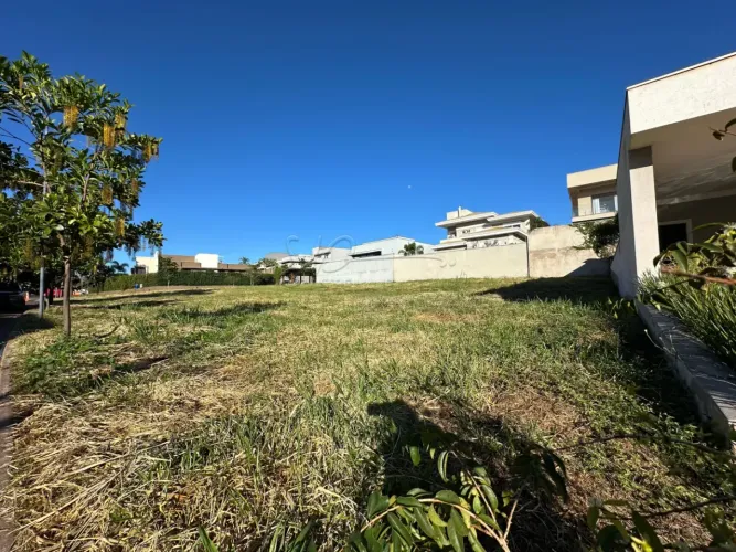 Terreno de Ilha com 352m² à venda em condomínio - Vila do Golfe