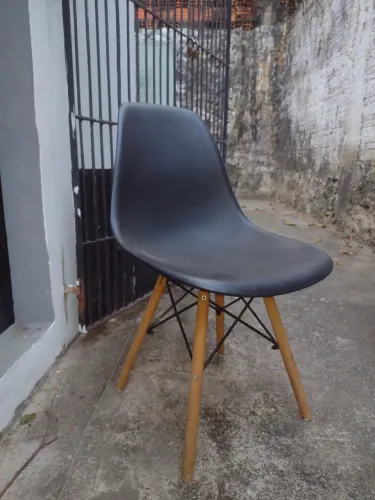 Cadeira Eames Eiffel Preta com Pés de Madeira