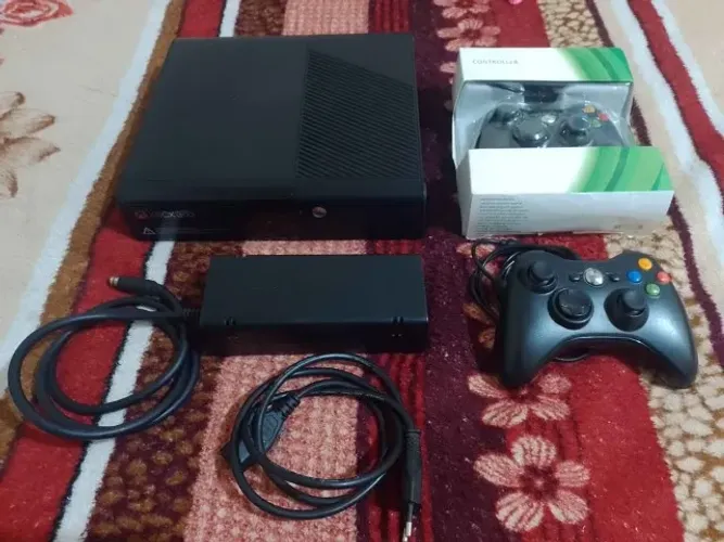 XBOX360 SUPERSLIM+2 CONTROLES COM FIO+HD ORIGINAL 500GB+KINECT DESBLOQUIADO(XPLOIT)81JOGOS