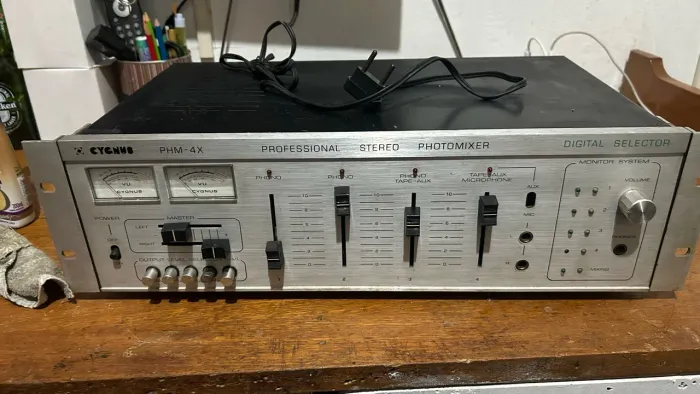 Cygnus PHM-4X, um mixer estéreo profissional