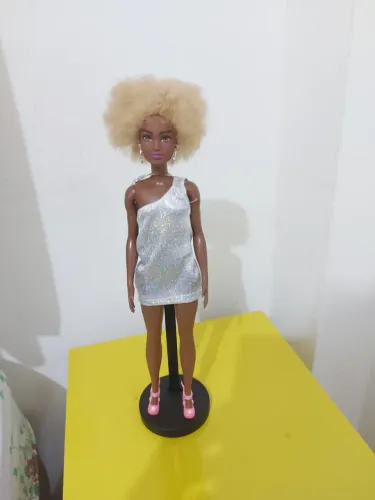 Barbie fashionista negra look vestido prata