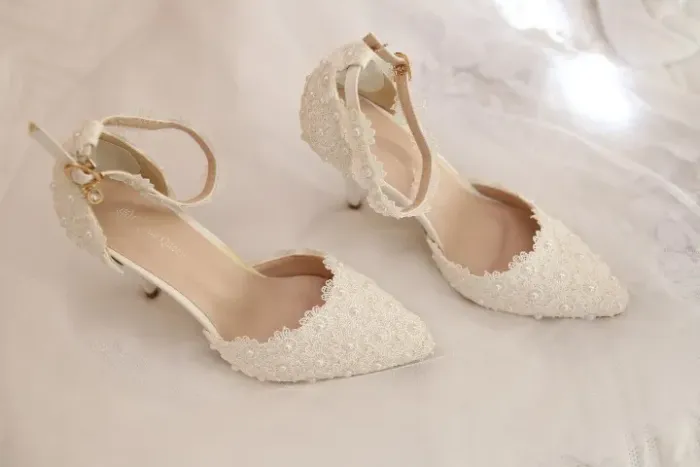Salto Scarpin Branco de Noiva com apliques Florais e pérolas - Crystal Queen