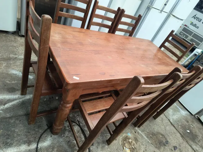 MESA DE MADEIRA MACIÇA COM 8 CADEIRAS SEM AVARIAS 
