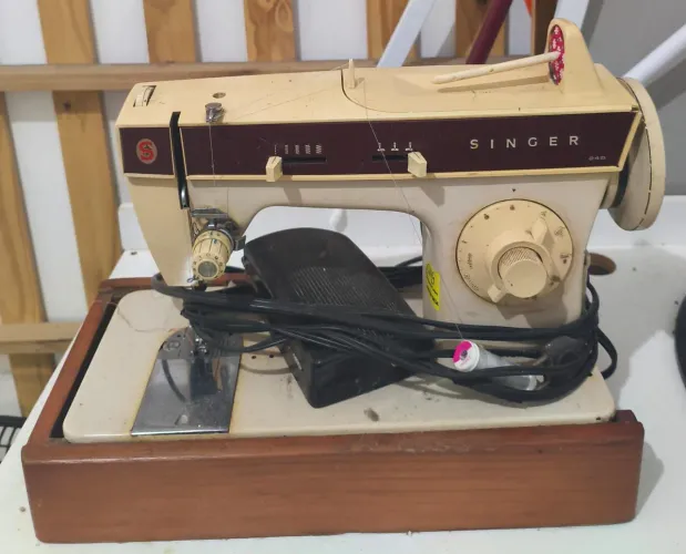 Máquina de costura Singer funcionando normalmente 