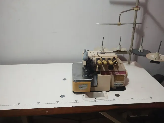 Máquina de costura overloque