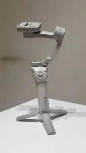 Gimbal para celular (com mini tripé rosqueável incluído).