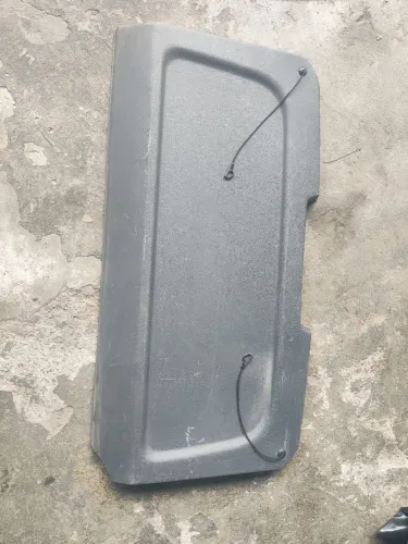 Tampão bagagito Fiat Punto com detalhe