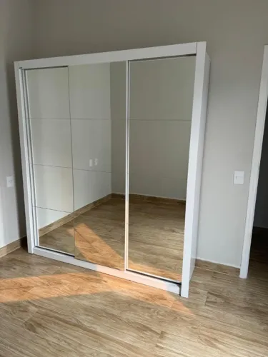 Guarda roupa branco com espelho incluso