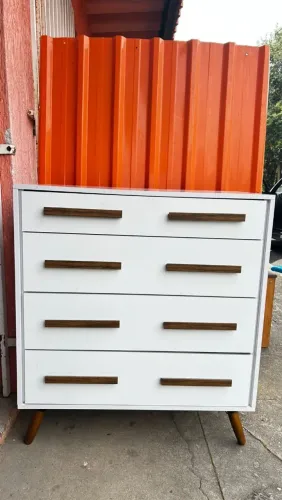 Cômoda com pés palito Seminova