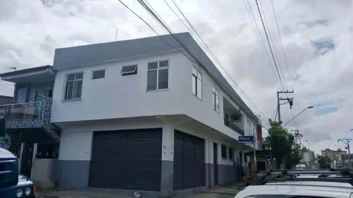 Prédio de esquina na Tv. Djalma Dutra próx. a Rua Curuçá.