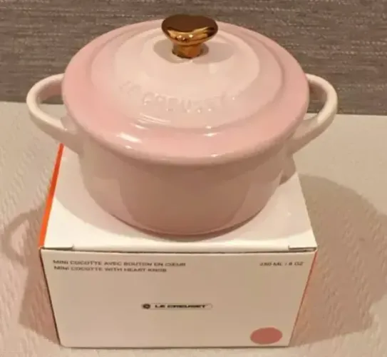 Cocotte Rosa Shell Pegador Coração Gold Le Creuset