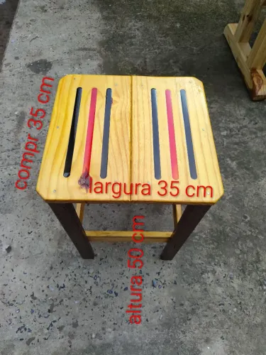 Banquinho 35x35x50 em madeira de pinus detalhes resina vermelha preto kit com 4 peças