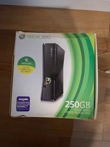 Vendo Xbox 360, dois controles, jogos, acessórios e kinect. Super conservado!